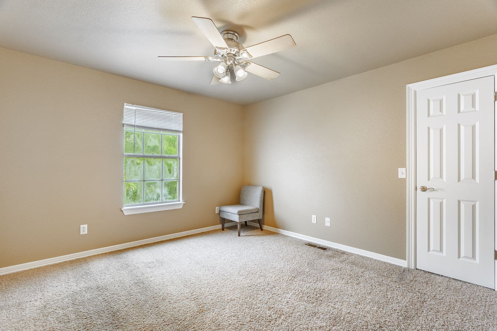 Fayetteville House: 56 S. Woodsprings Drive