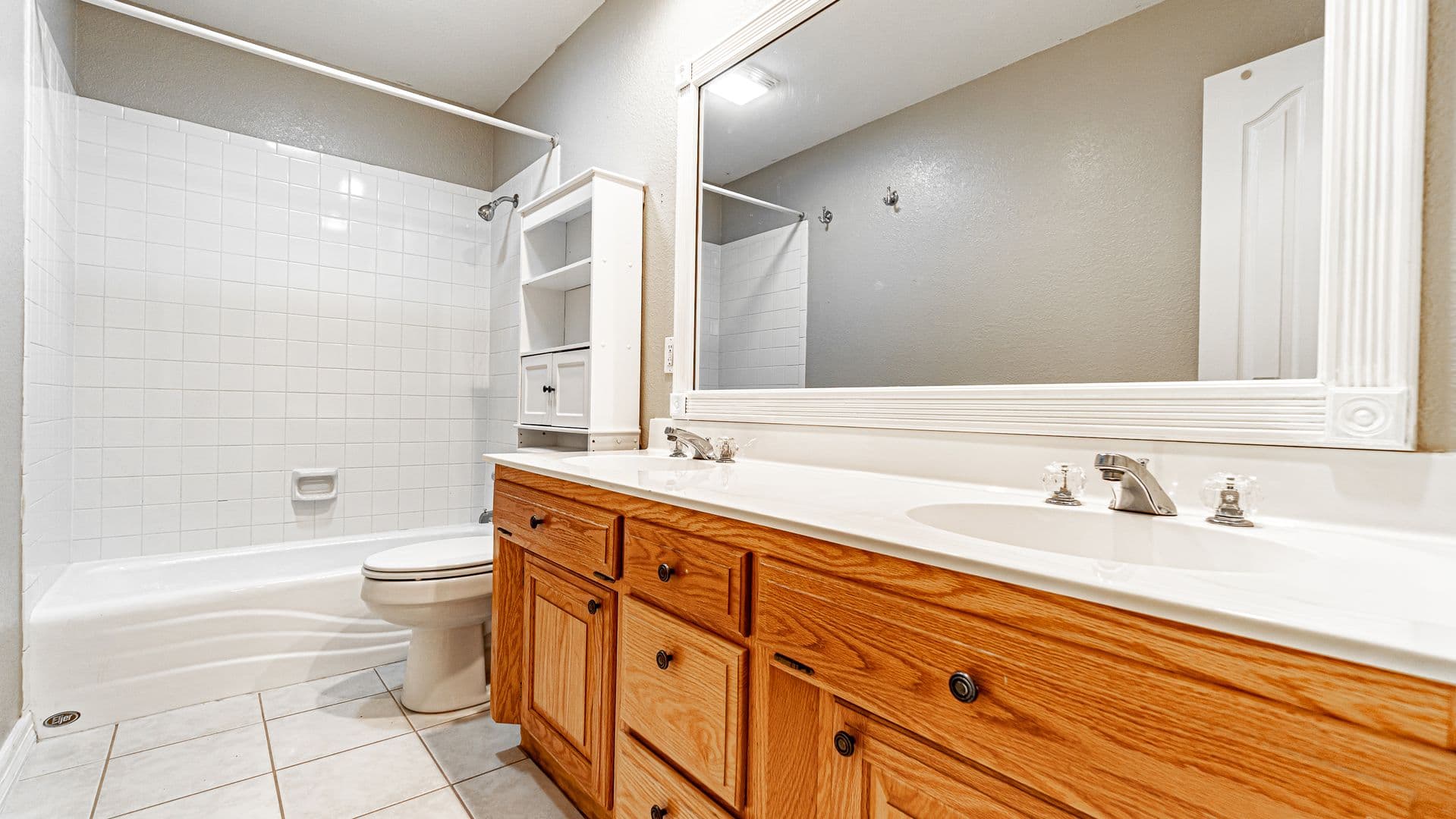 Fayetteville House: 5667 E Country Ridge Drive