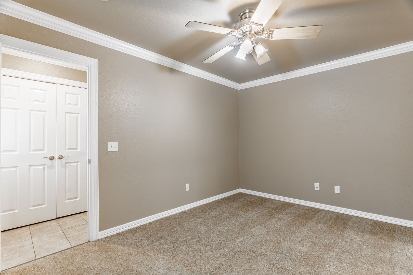 Fayetteville House: 56 S. Woodsprings Drive