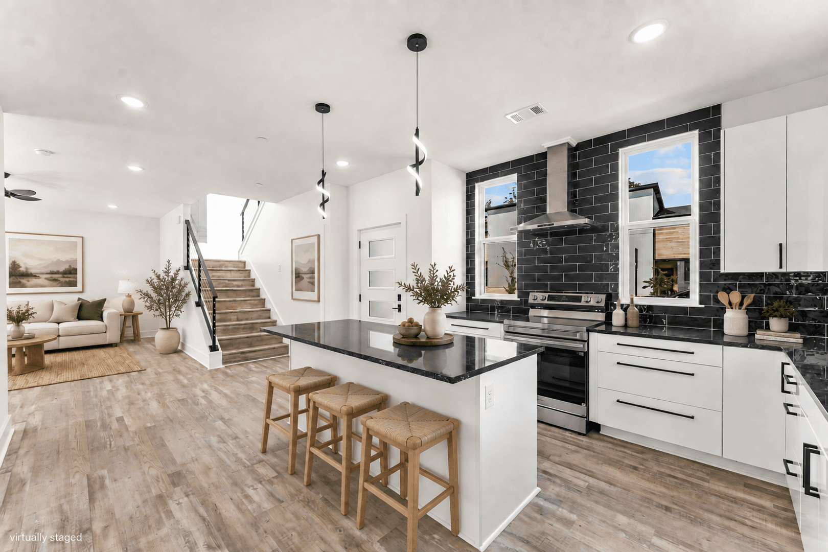 Rogers House: 2600 W BONNIE LN