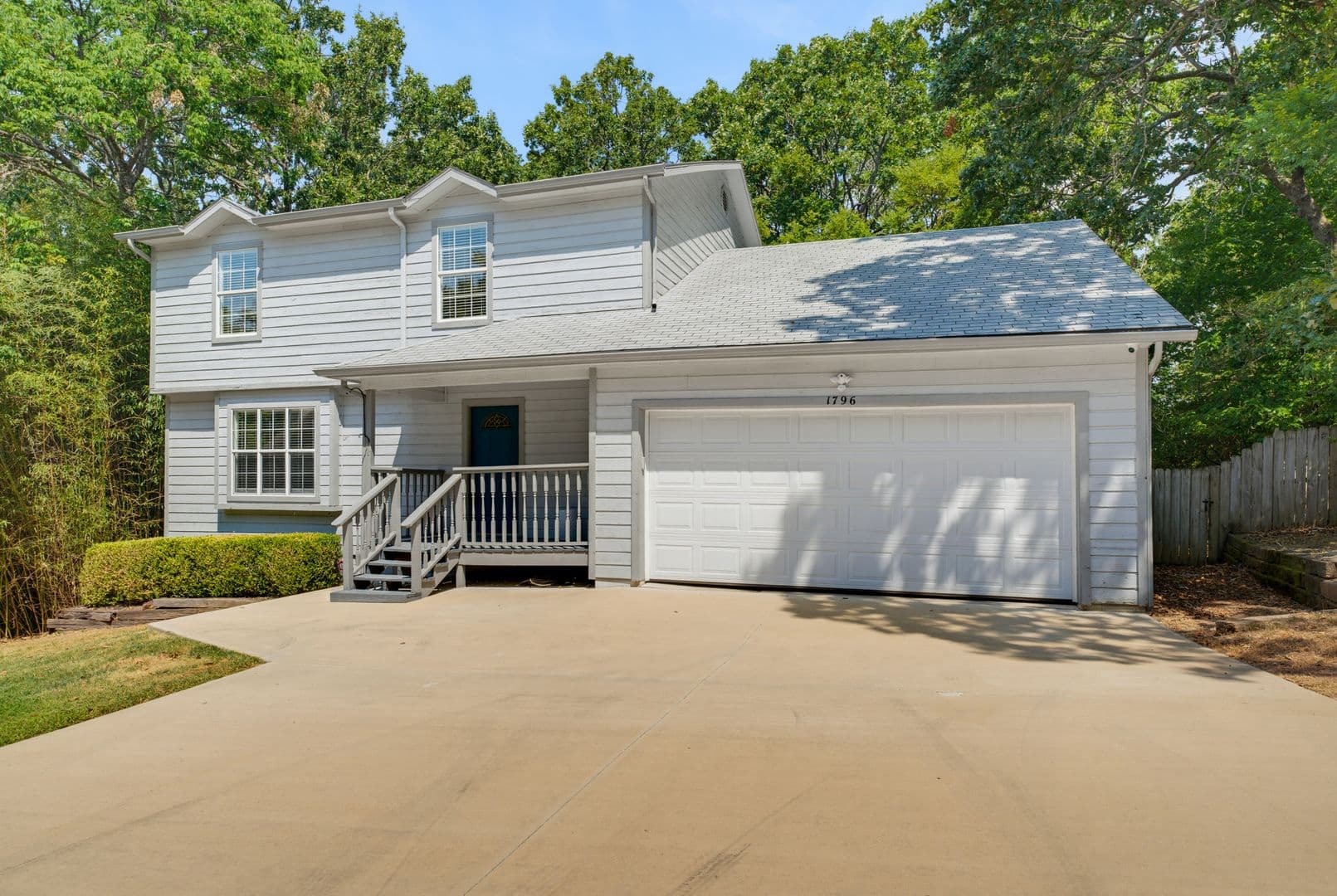 Fayetteville House: 1796 W Berry Street