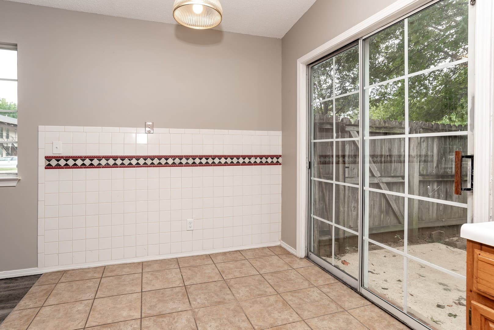 Fayetteville House: 2011 N Chestnut Ave