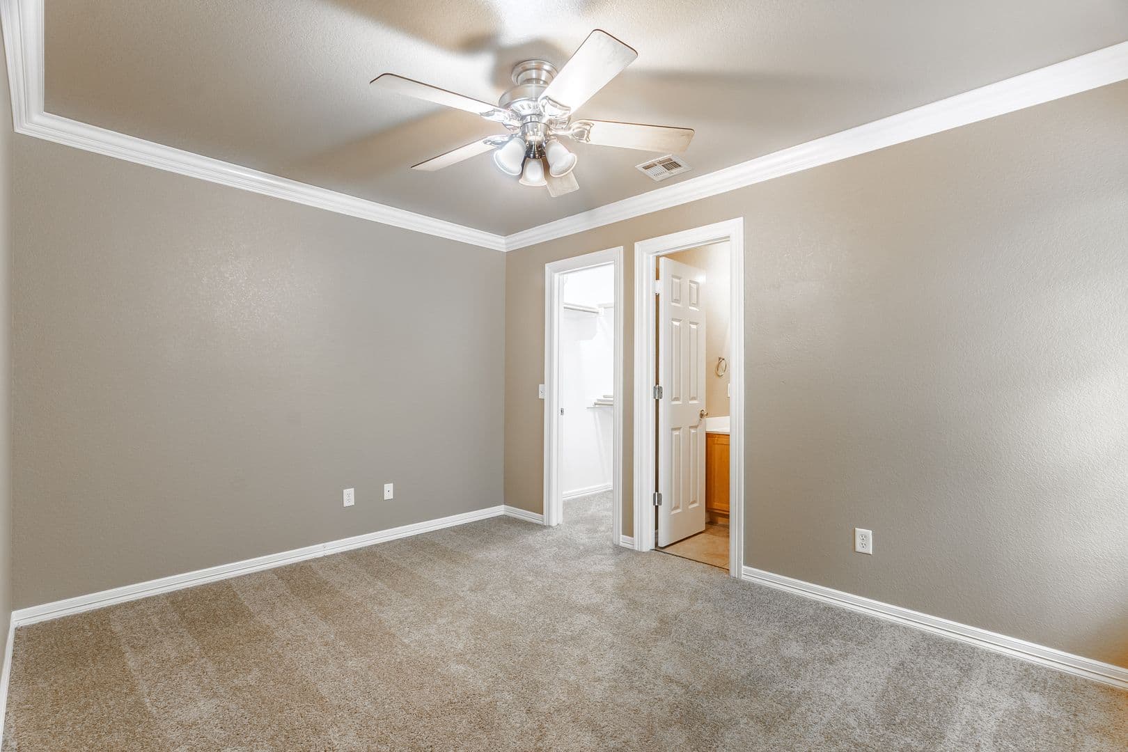 Fayetteville House: 56 S. Woodsprings Drive