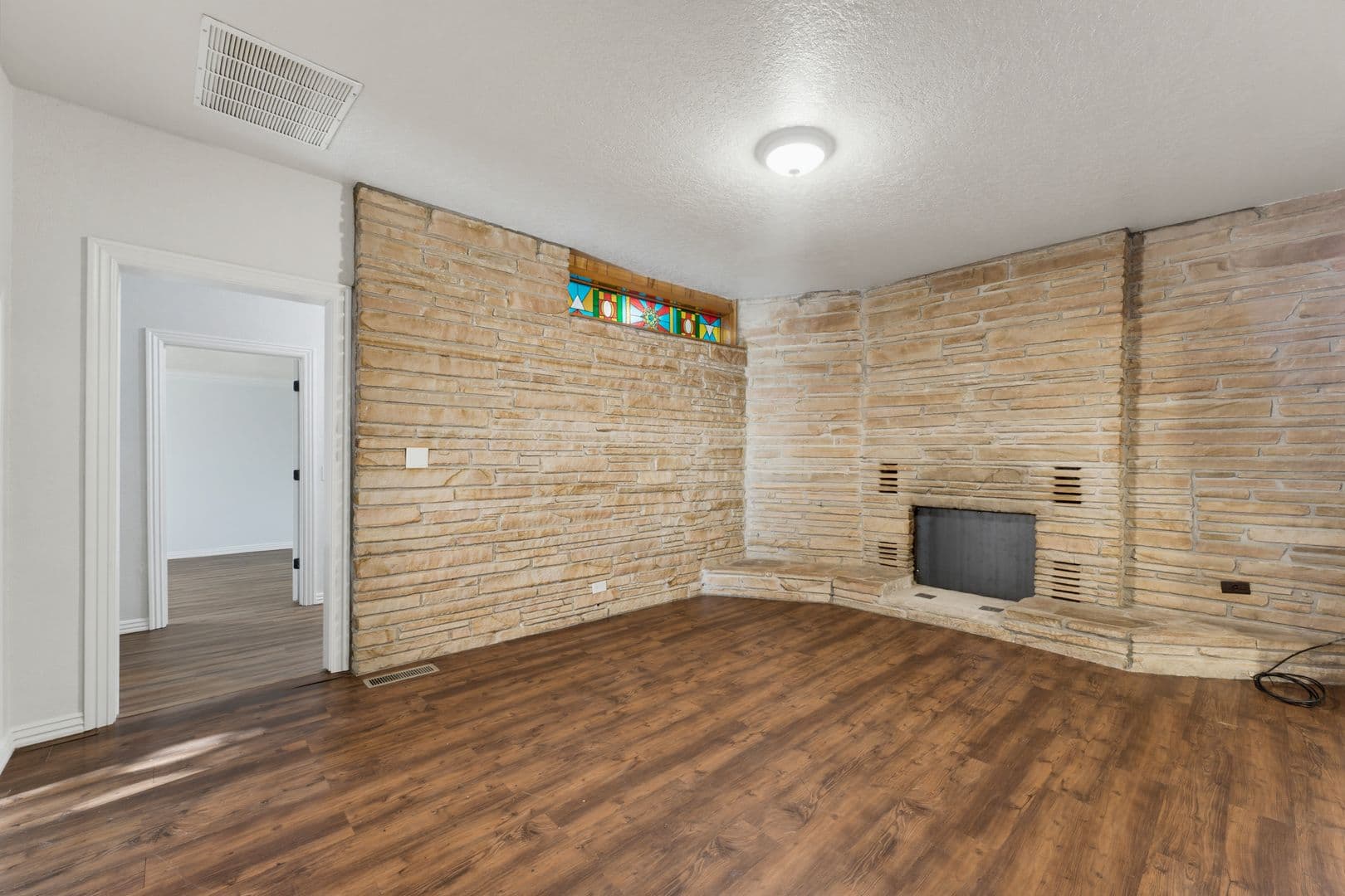 Gravette Apartment: 202 3rd Avenue SE