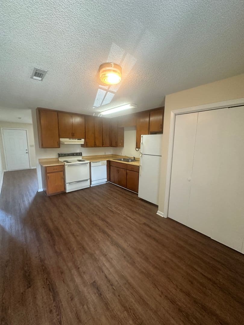 Remerton Apartment: 1603 Victory St