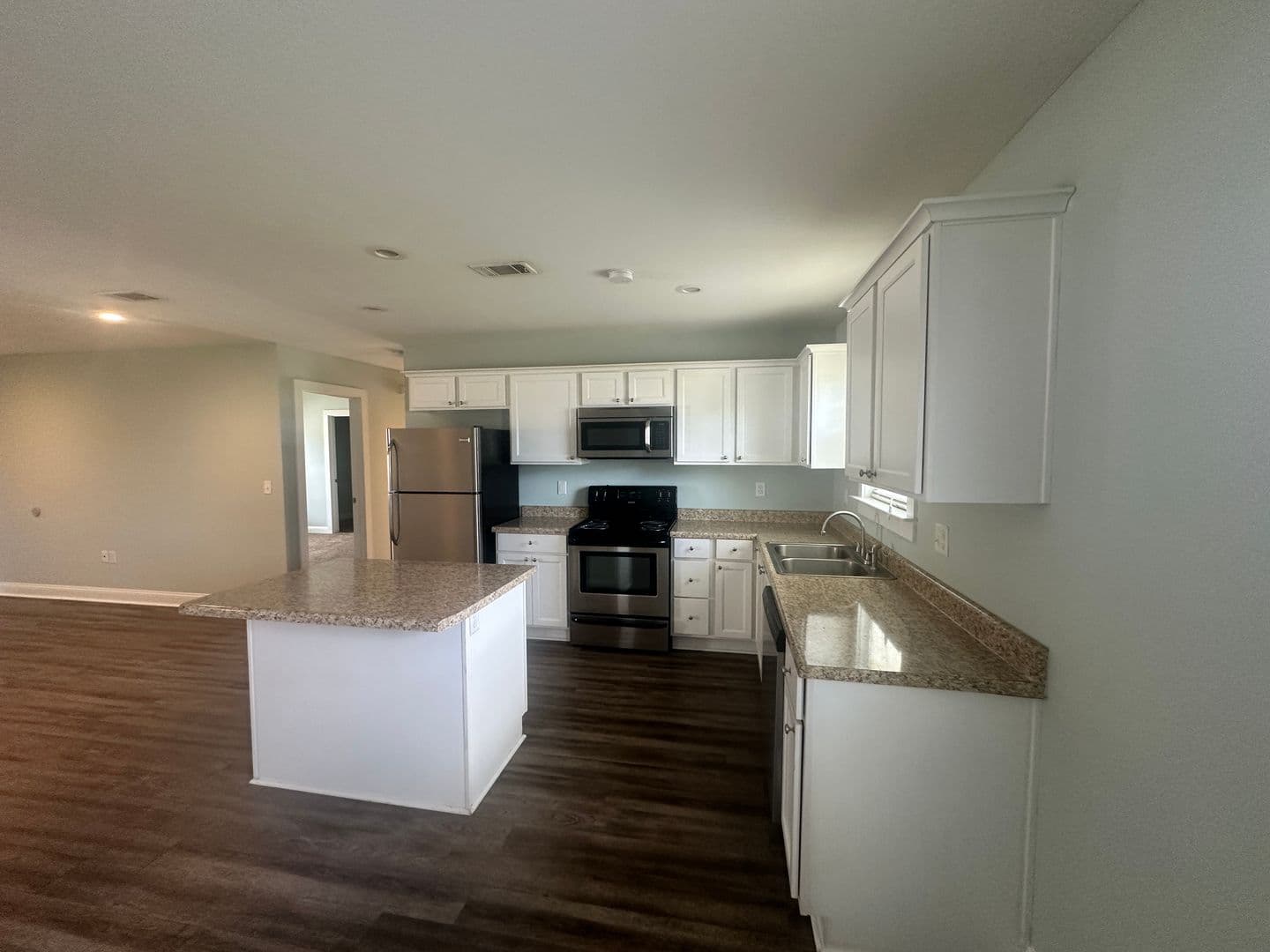 Hahira Apartment: 440 W. Stanfill St. * - 938 - B3