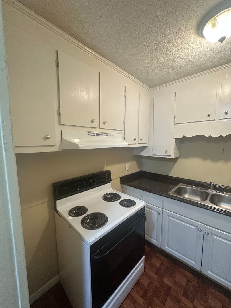 Valdosta Apartment: 100 Lankford Circle