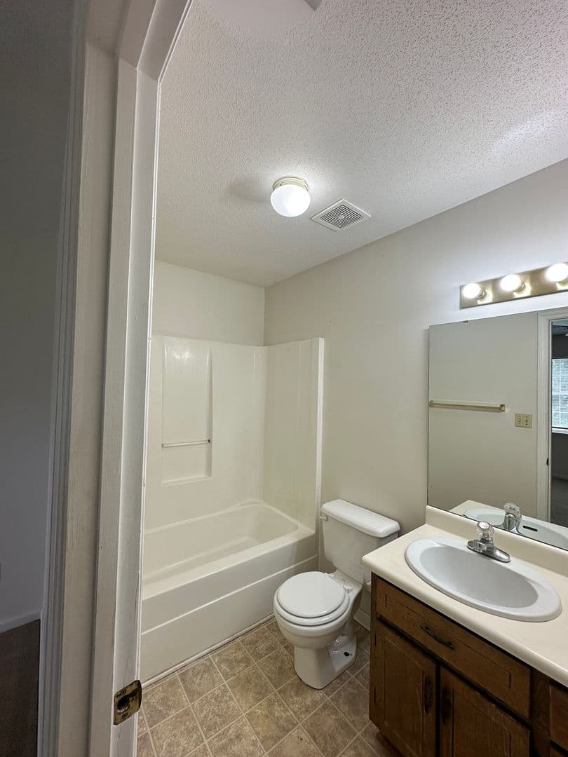 Valdosta House: 6119 B Vinnie Dr