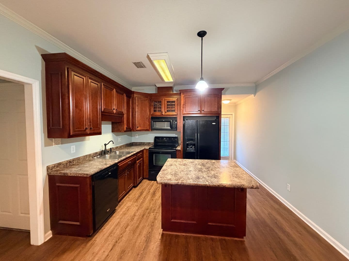 Hahira Apartment: 103 S. West St * - 934 - C