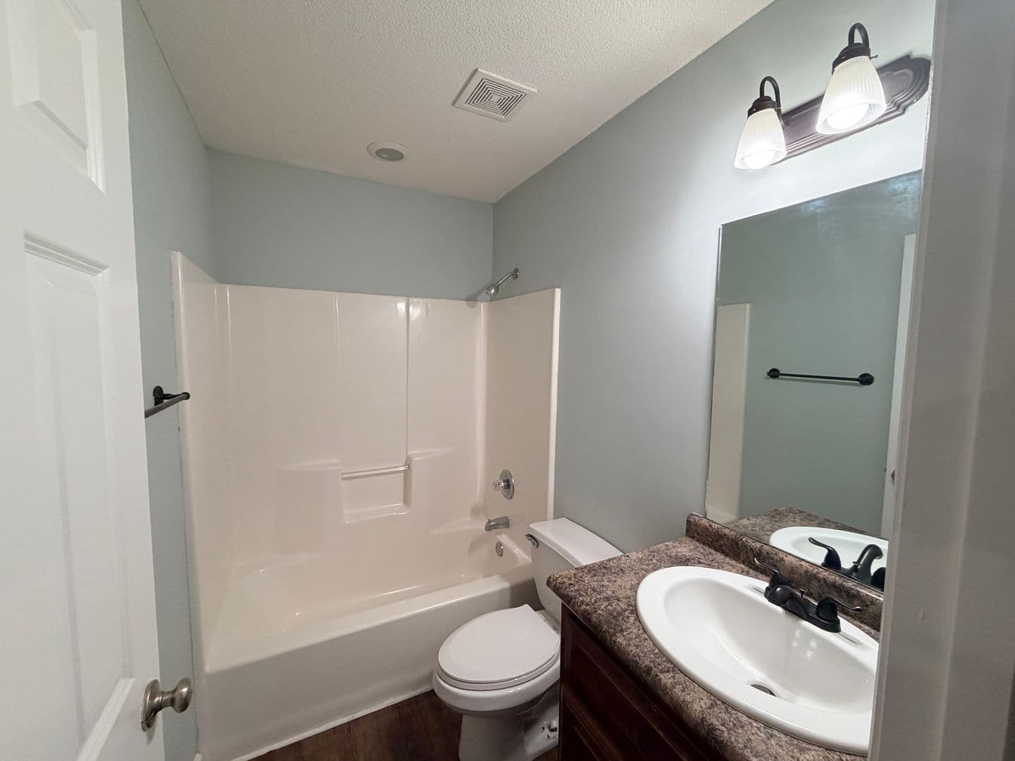 Hahira Apartment: 103 S. West St * - 934 - C