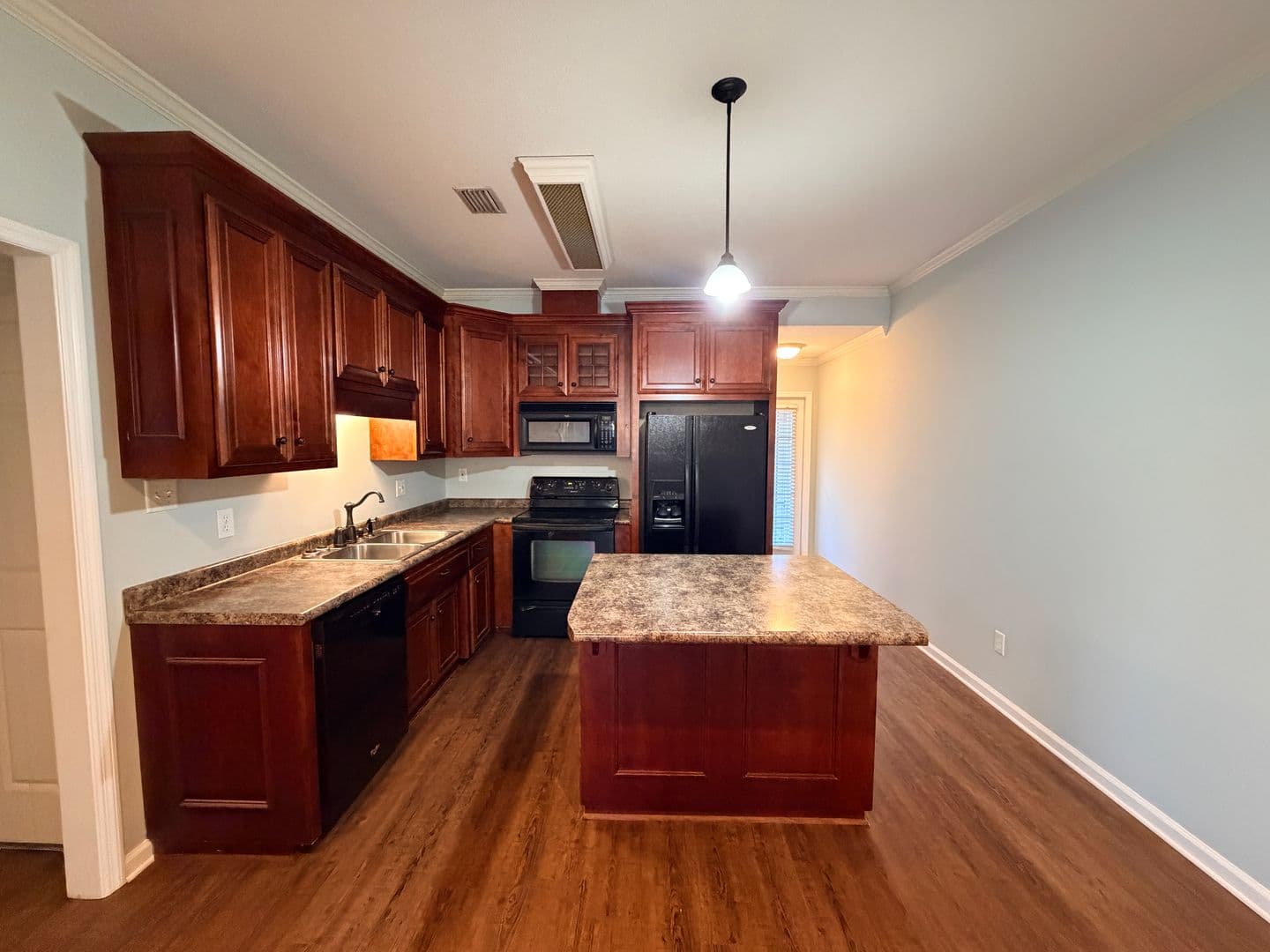 Hahira Apartment: 103 S. West St * - 934 - C