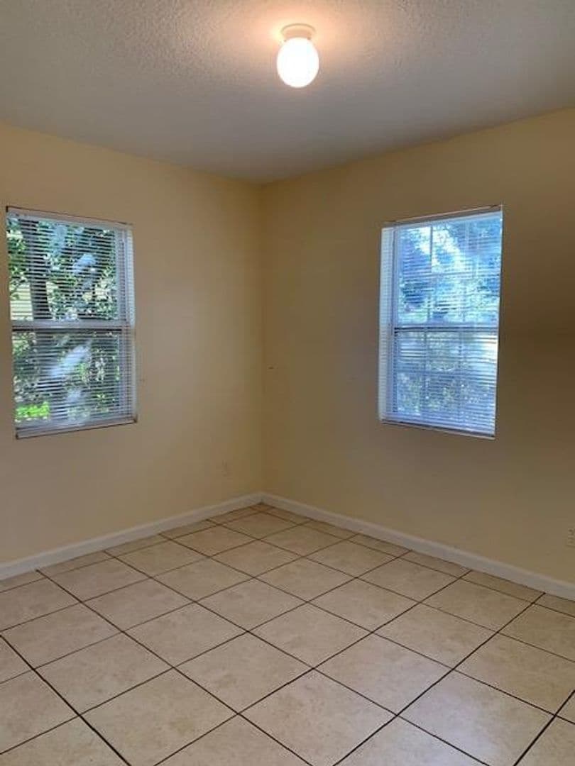 Valdosta House: 722 E Brookwood Place*