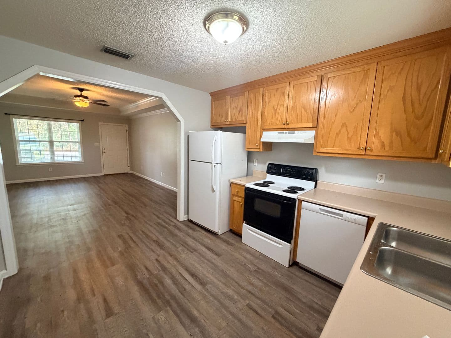 Hahira Apartment: 415 S. Hagan Bridge Rd. * - H17