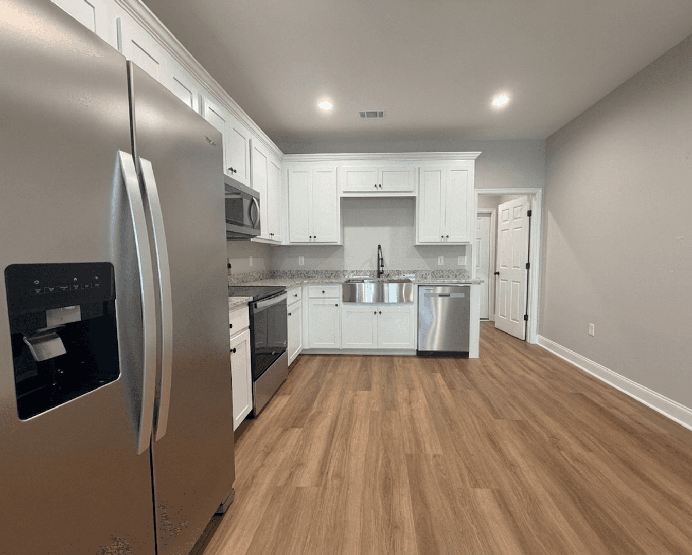 Adel Apartment: 515 Birch St. * - P