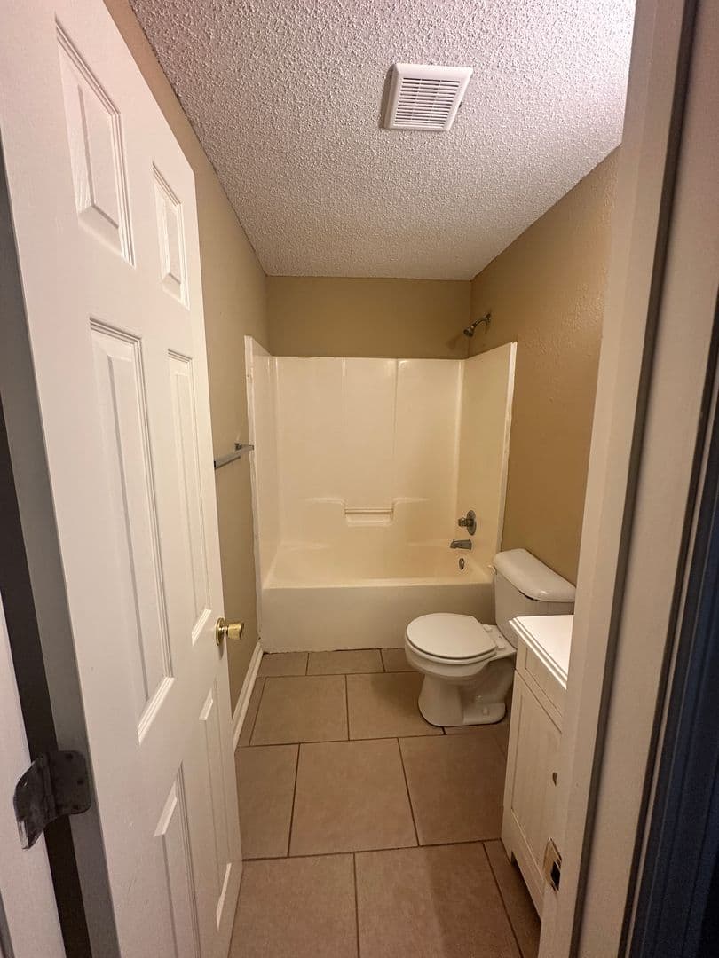 Adel Townhome: 1305 Breckenridge Dr Apt 9