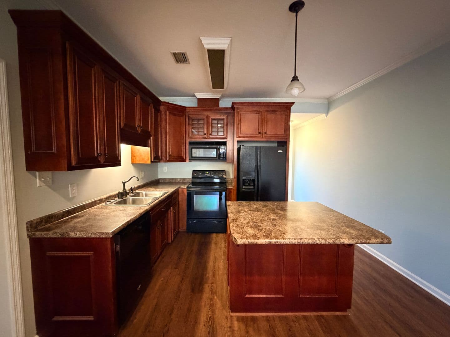 Hahira Apartment: 103 S. West St * - 934 - C