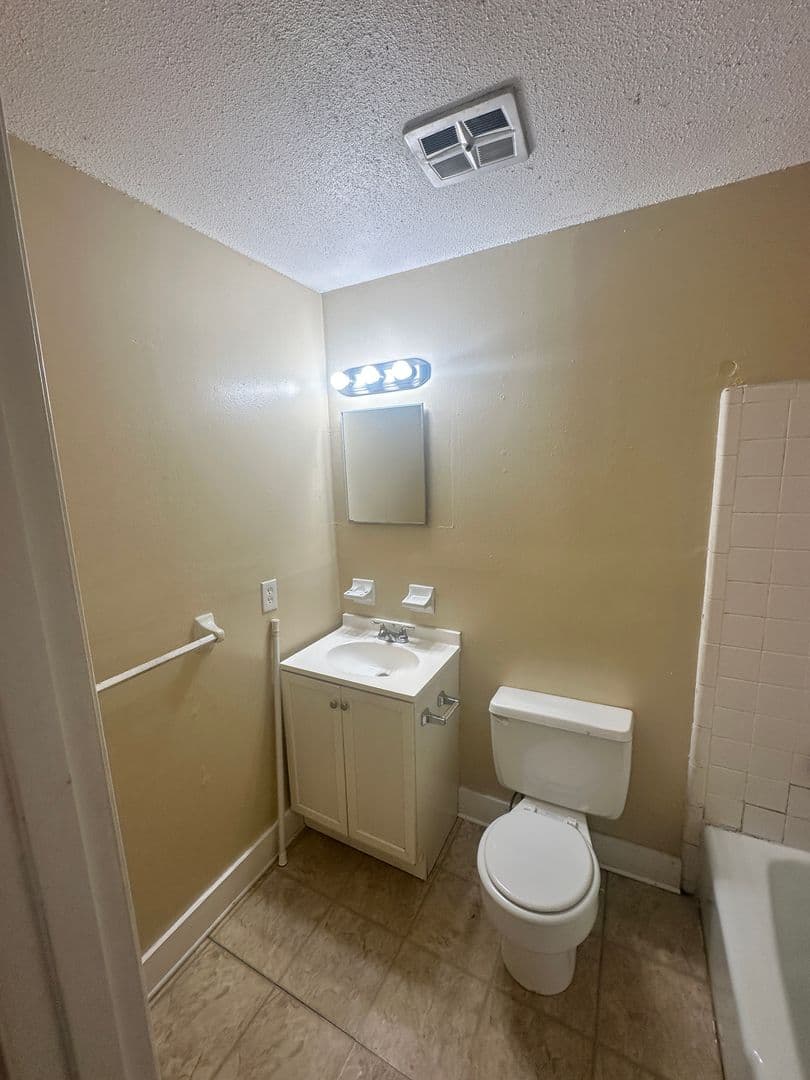 Valdosta Apartment: 100 Lankford Circle