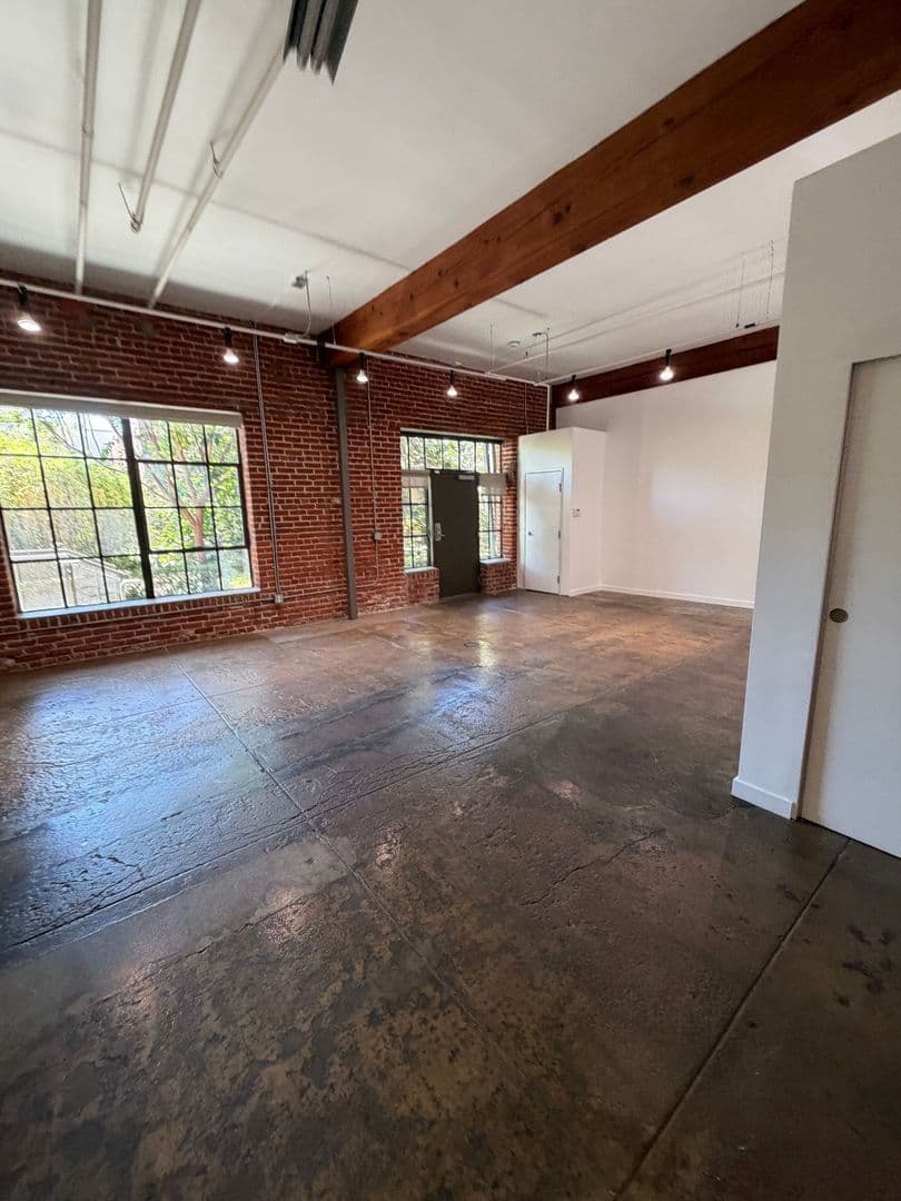 Los Angeles Apartment: 2121 East 7th Place
