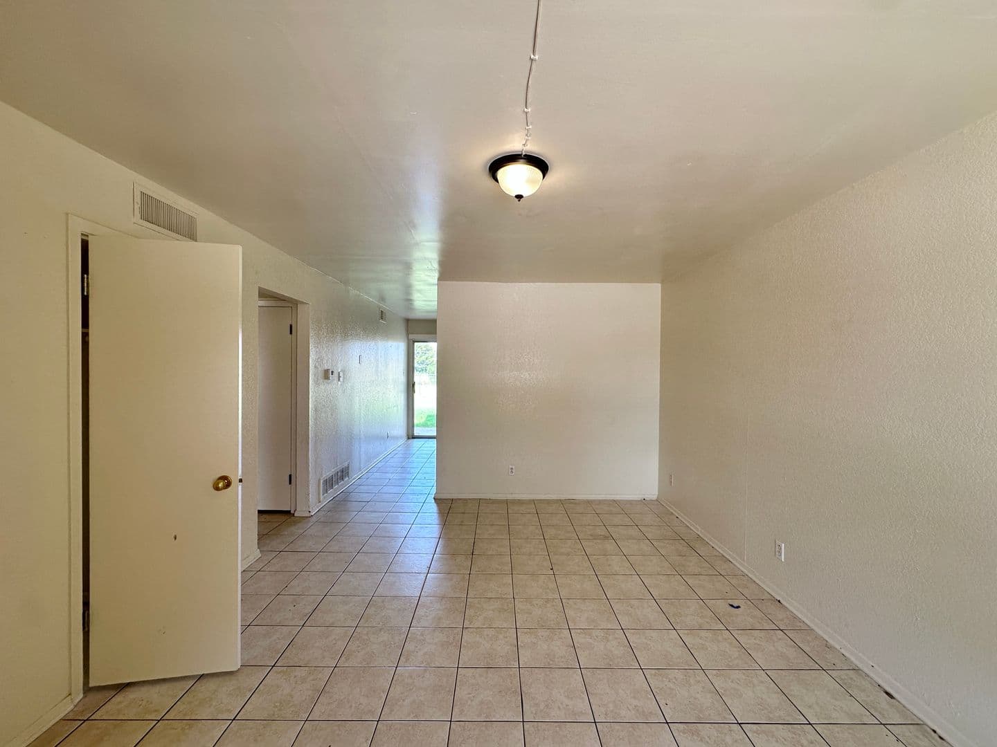 Killeen Apartment: 1901 Cedarhill Dr