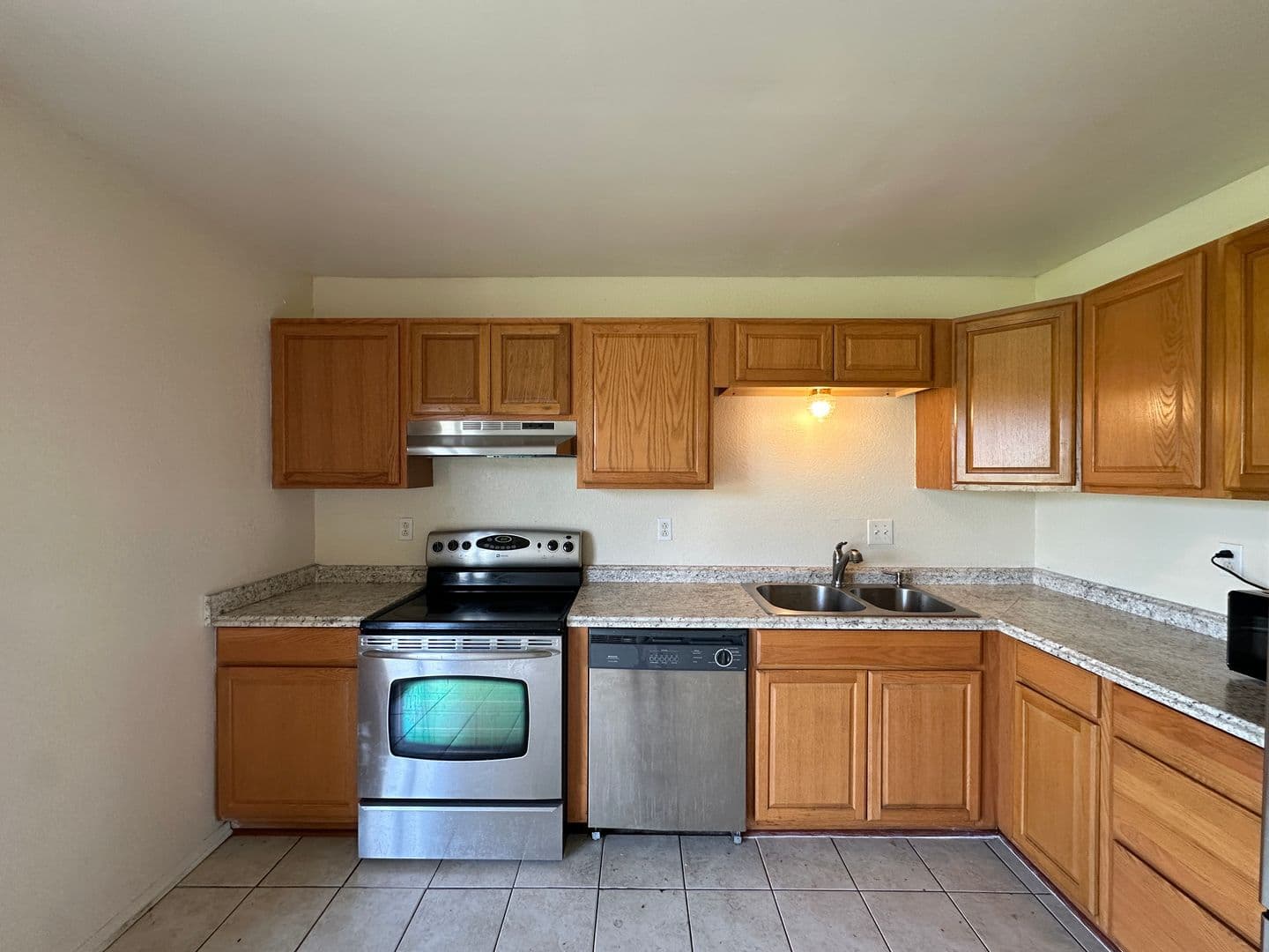 Killeen Apartment: 1901 Cedarhill Dr