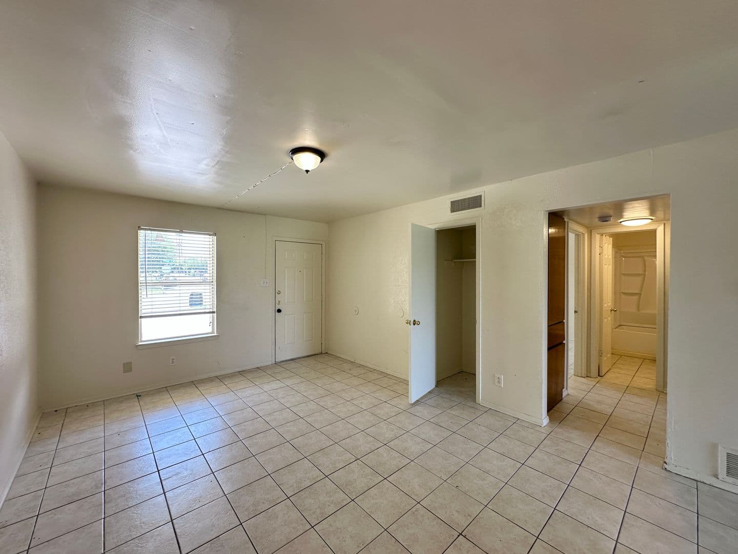 Killeen Apartment: 1901 Cedarhill Dr