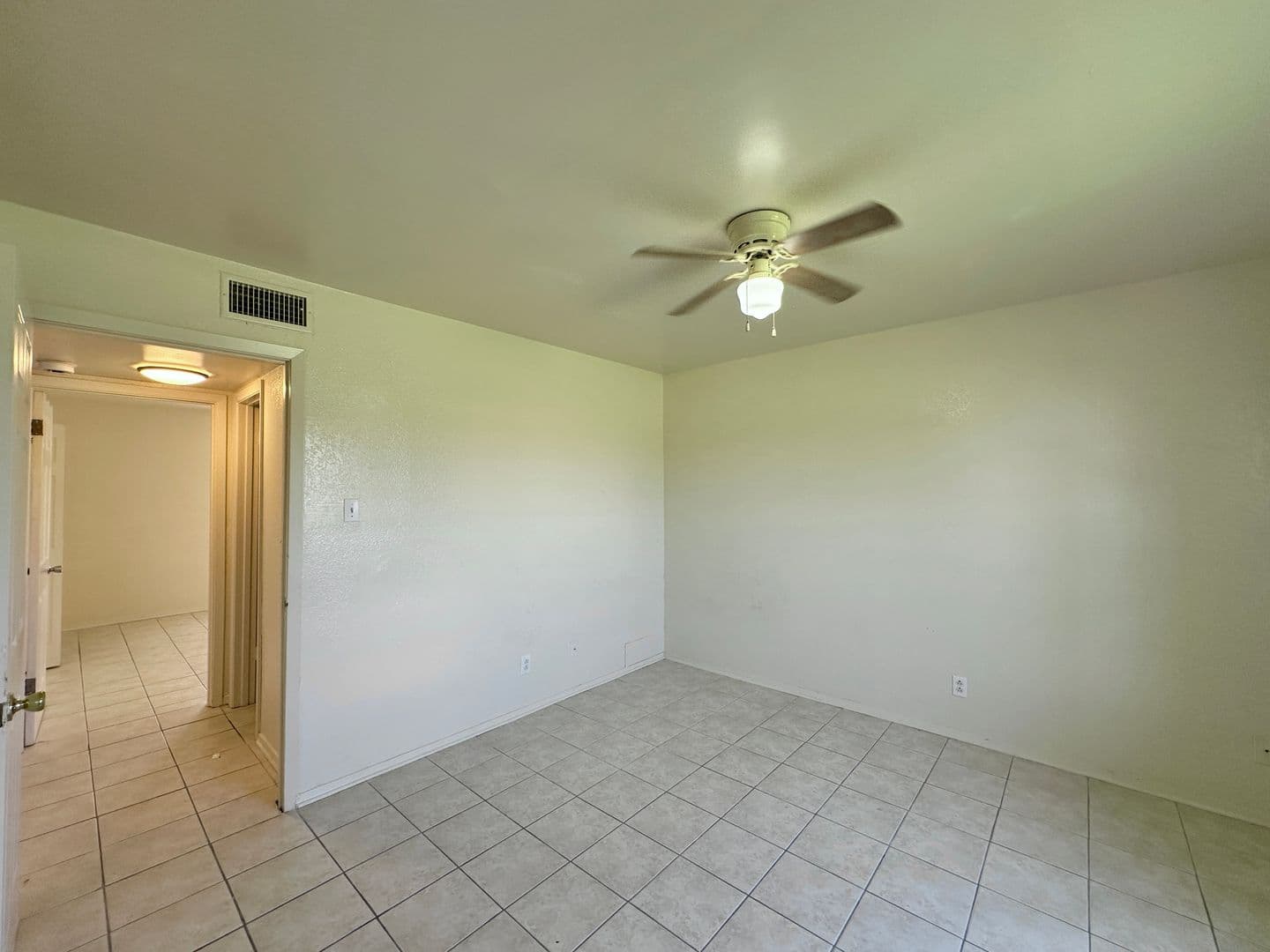 Killeen Apartment: 1901 Cedarhill Dr
