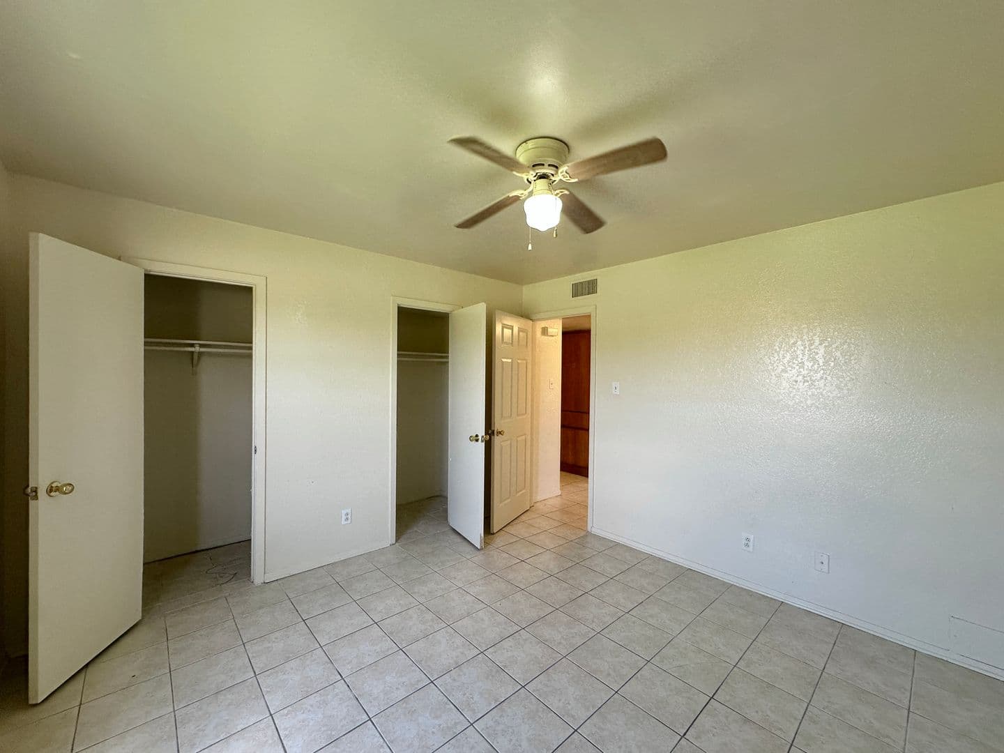 Killeen Apartment: 1901 Cedarhill Dr