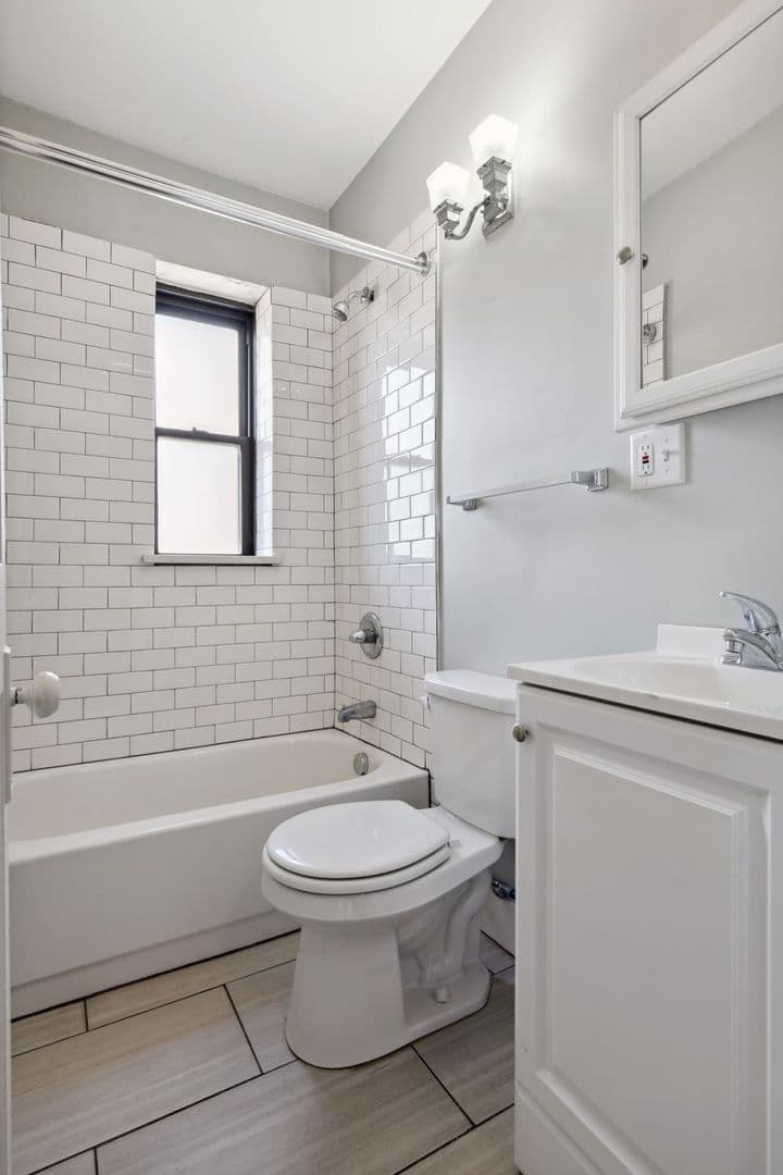 Minneapolis Apartment: 1205 Hawthorne Ave