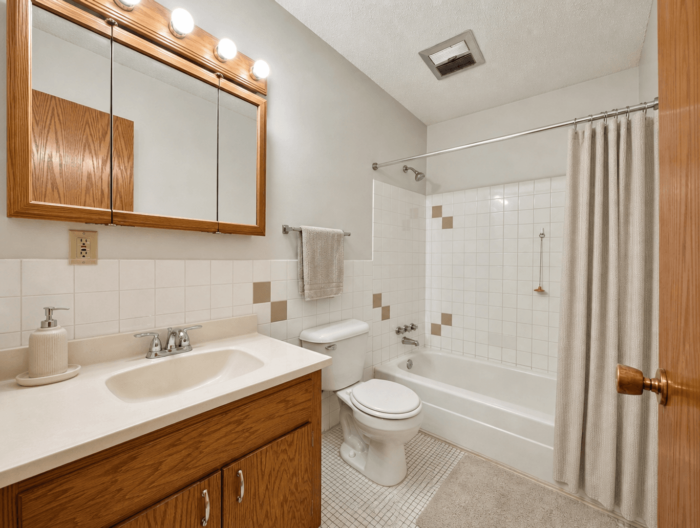 Champlin Apartment: 438 Independence Ave.
