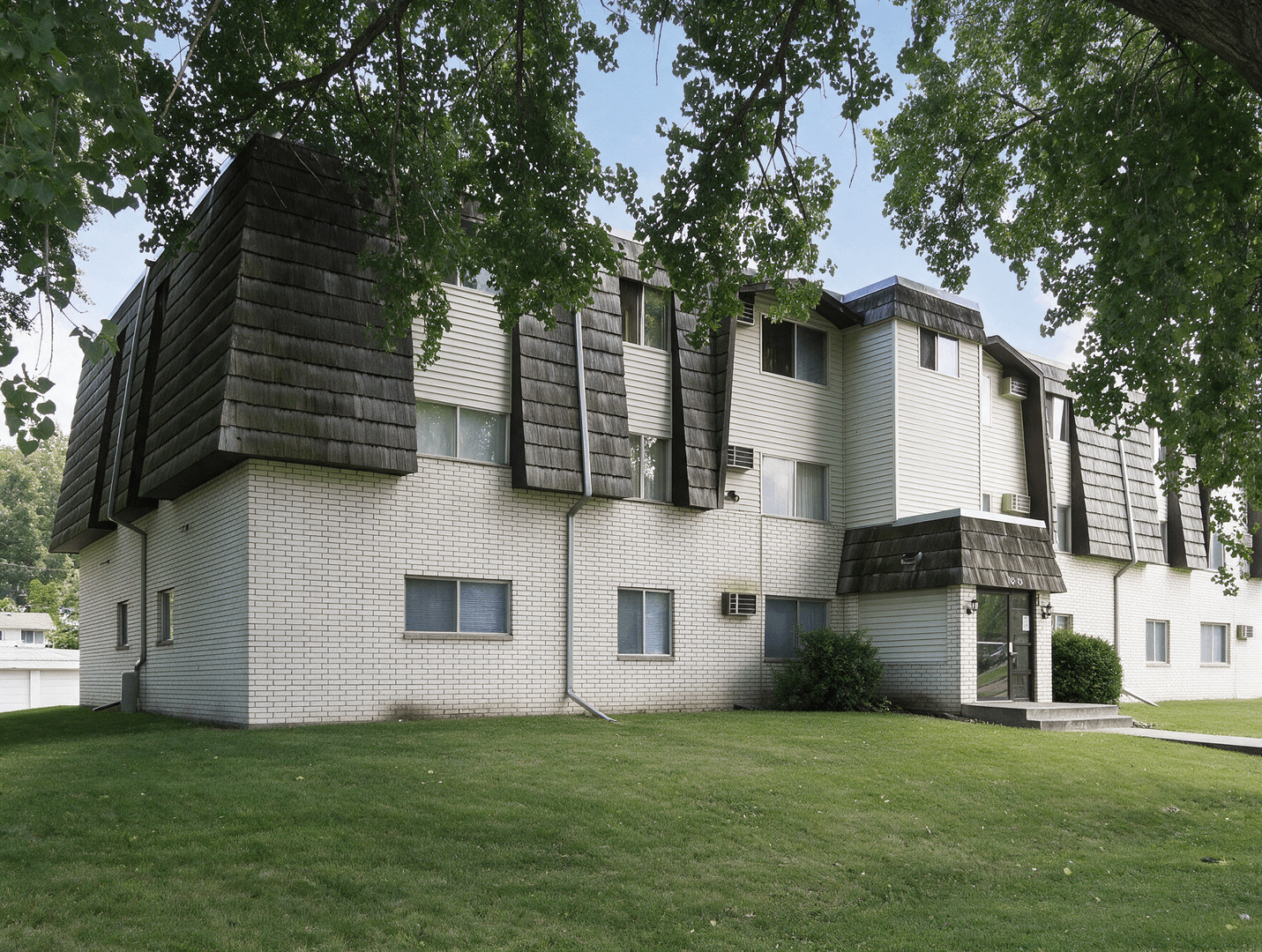 Newport Apartment: 1440 10th Ave
