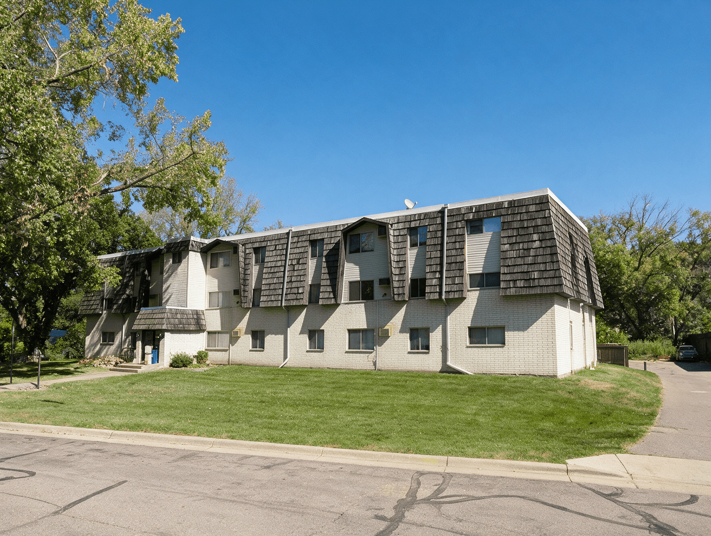 Newport Apartment: 1440 10th Ave