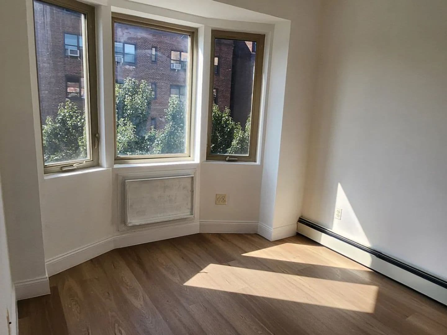 Briarwood Apartment: 141-31 Pershing Crescent