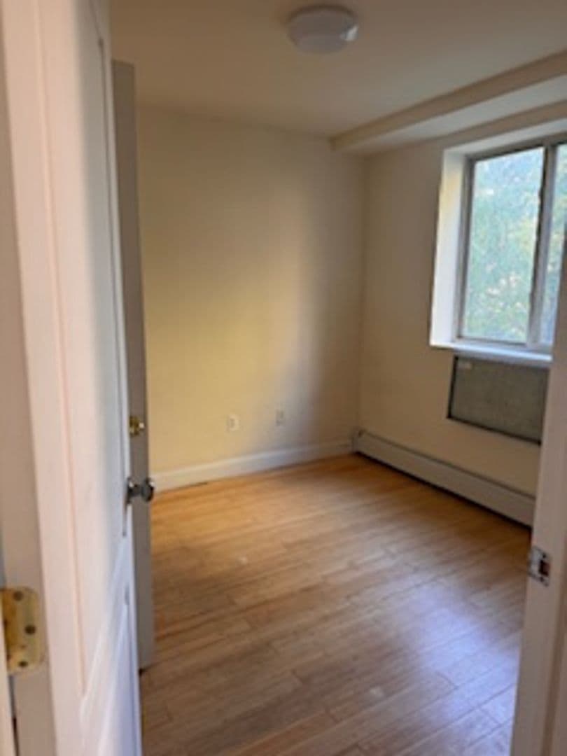 Briarwood Apartment: 141-31 Pershing Crescent