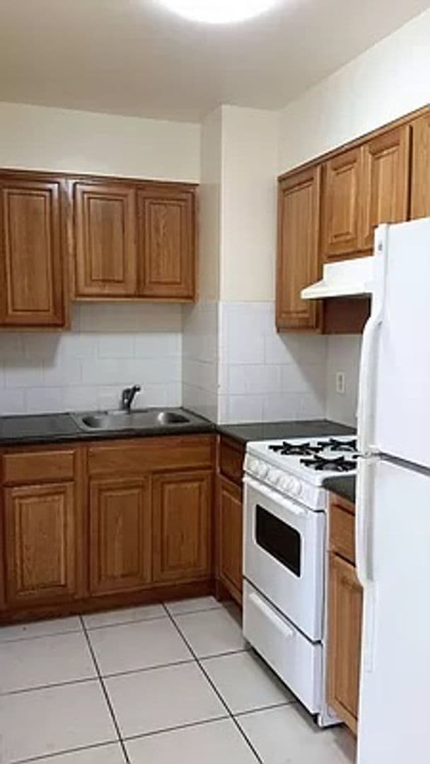 Briarwood Apartment: 141-33 Pershing Crescent