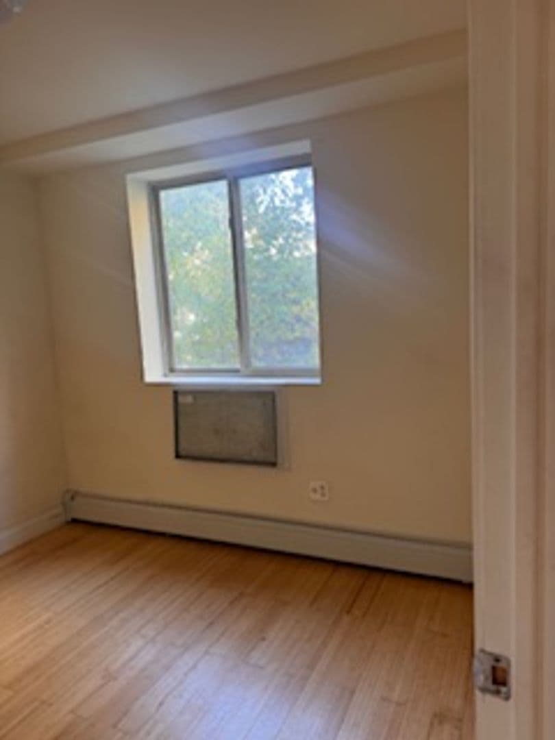 Briarwood Apartment: 141-31 Pershing Crescent