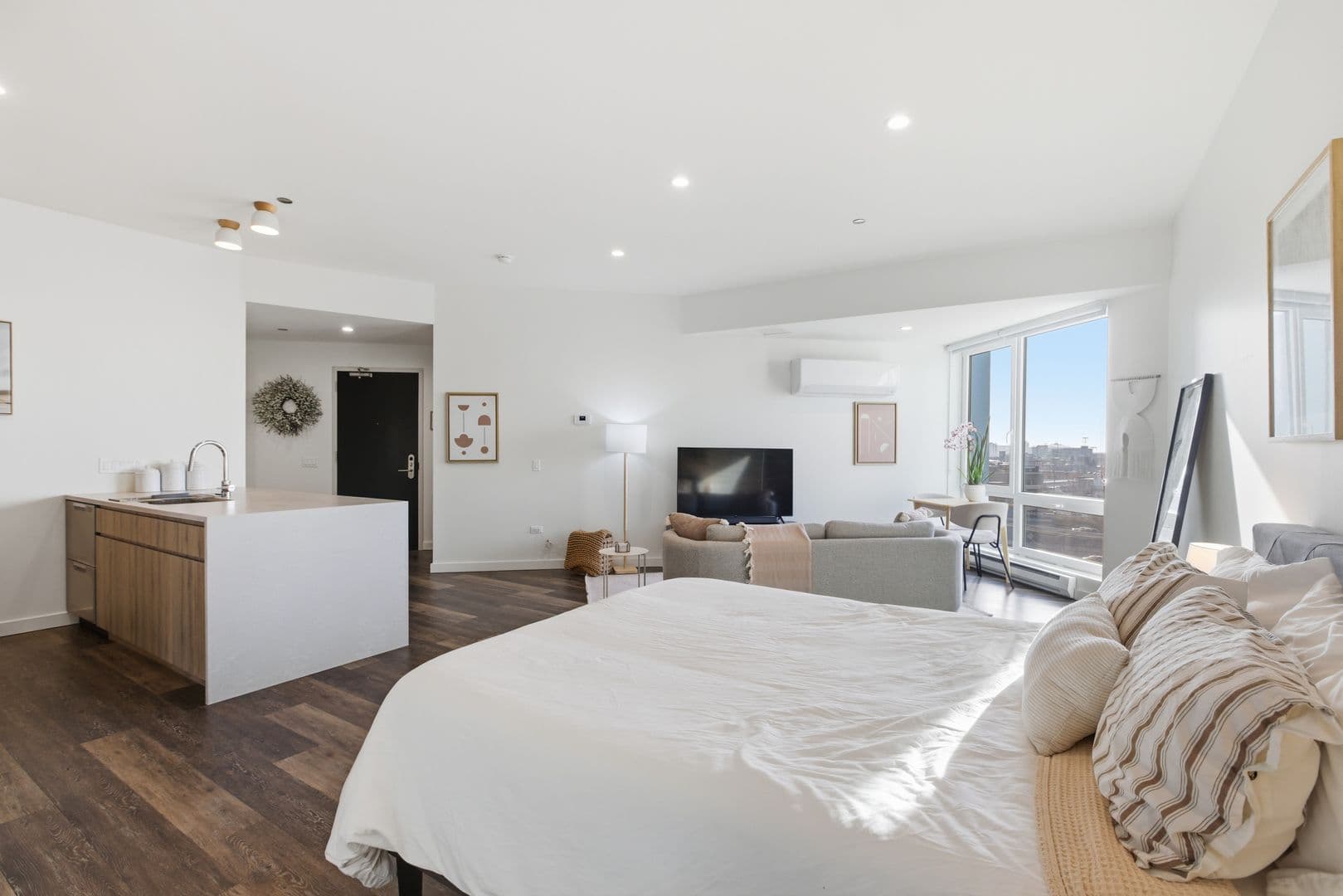 Chicago Apartment: 1122 W. Chicago Avenue