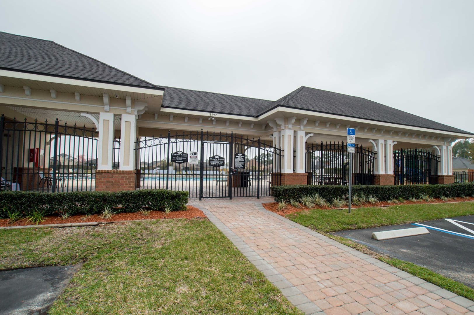 Jacksonville House: 13491 Teddington Lane