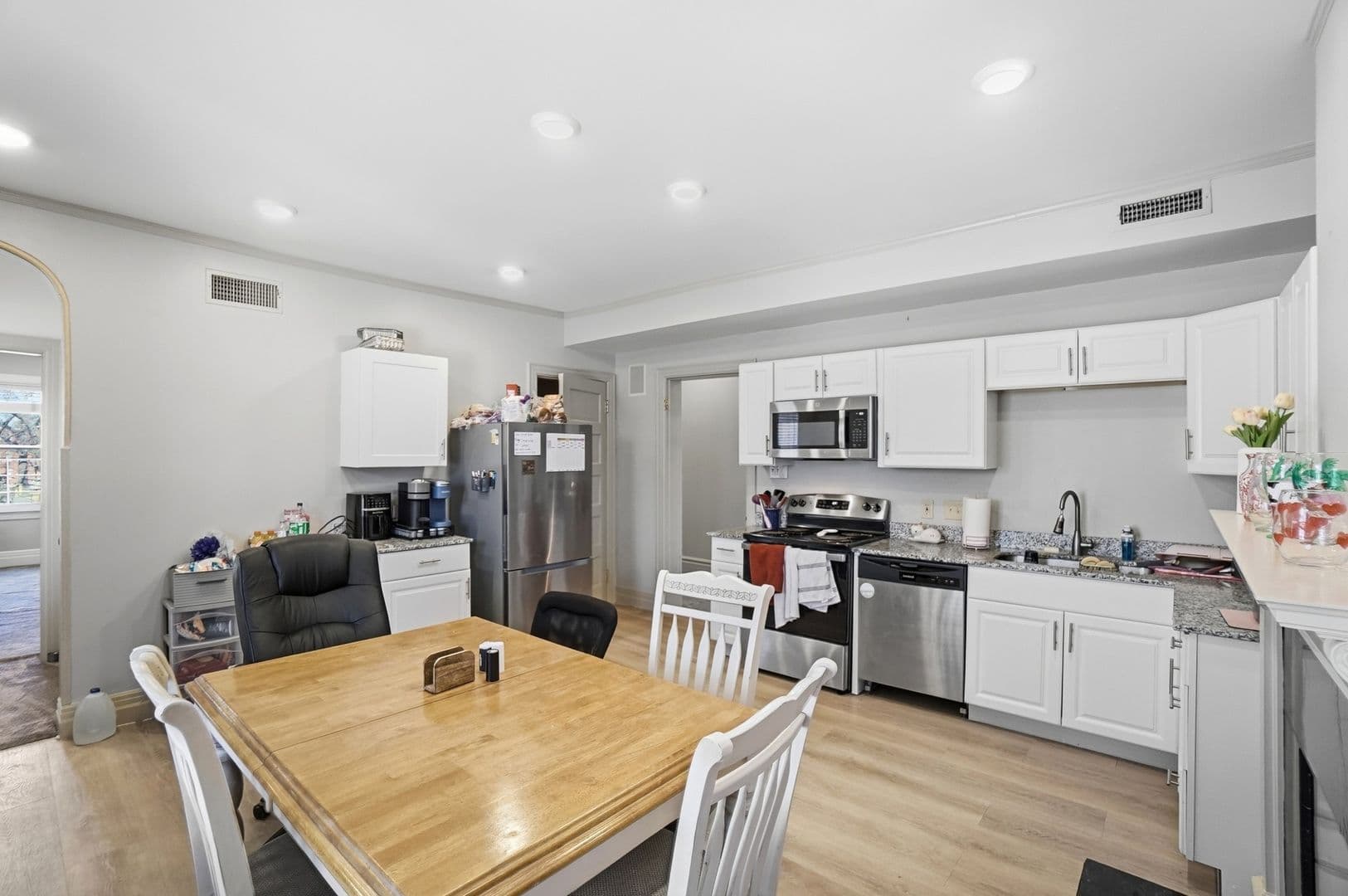 Cincinnati Apartment: 2406 Auburn Ave