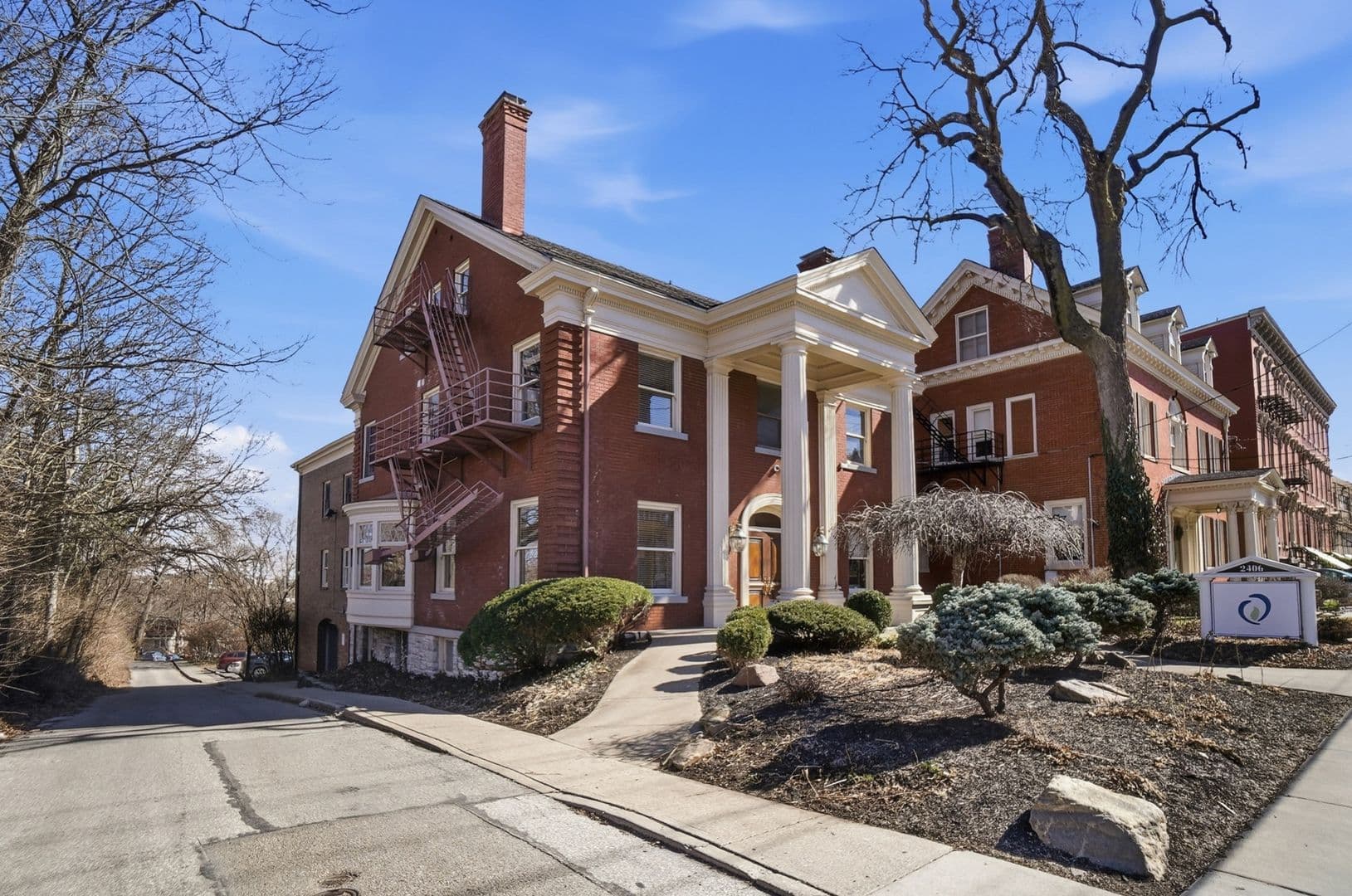 Cincinnati Apartment: 2406 Auburn Ave