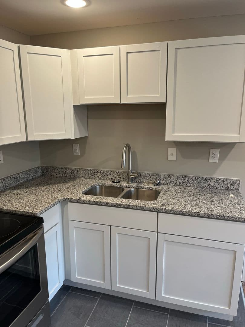 Cincinnati Apartment: 1-17 2341 Burnet Avenue