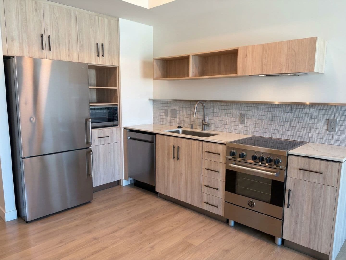 Los Angeles Apartment: 6390 De Longpre Avenue