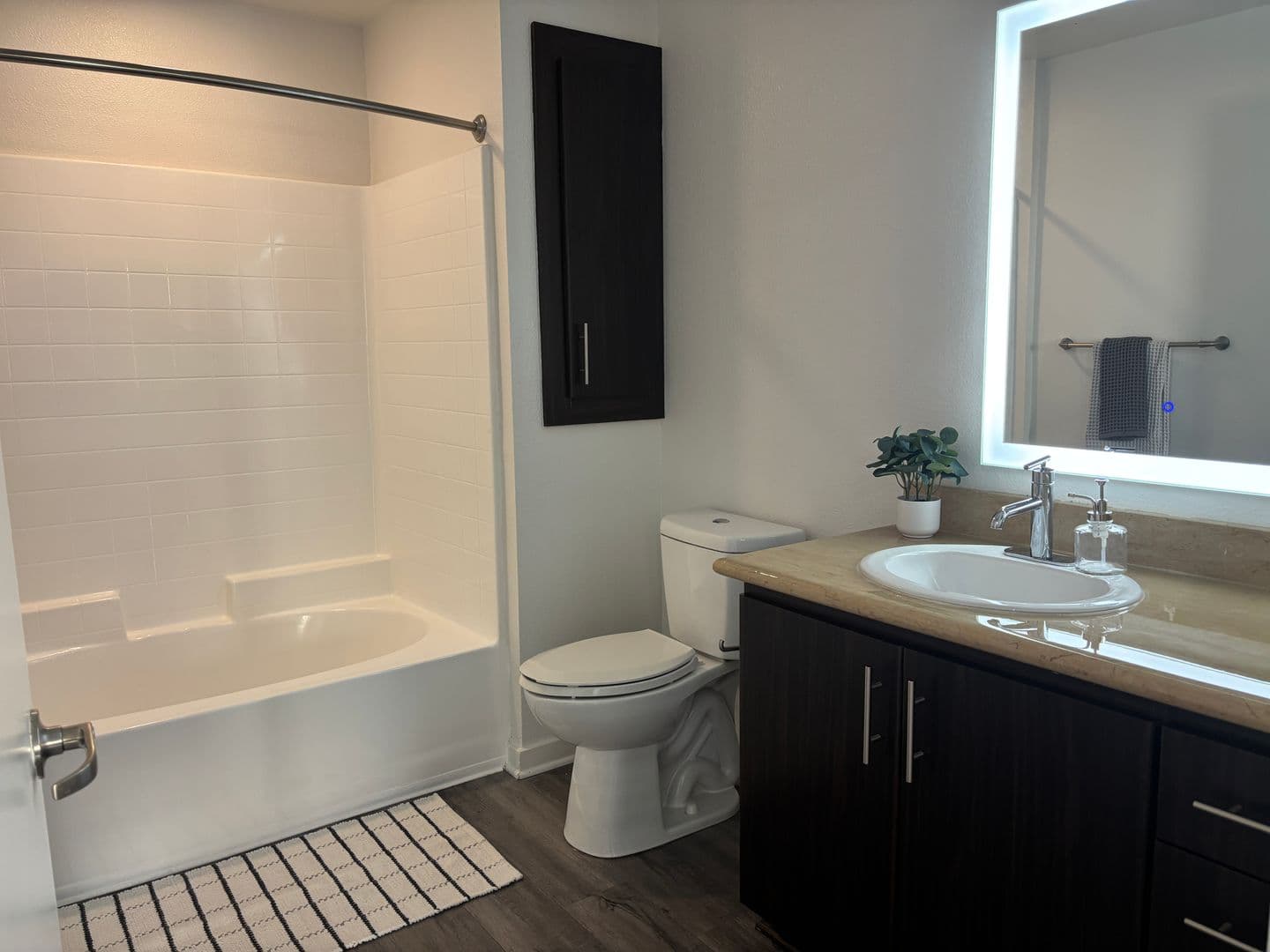Los Angeles Apartment: 138 North Beaudry Avenue
