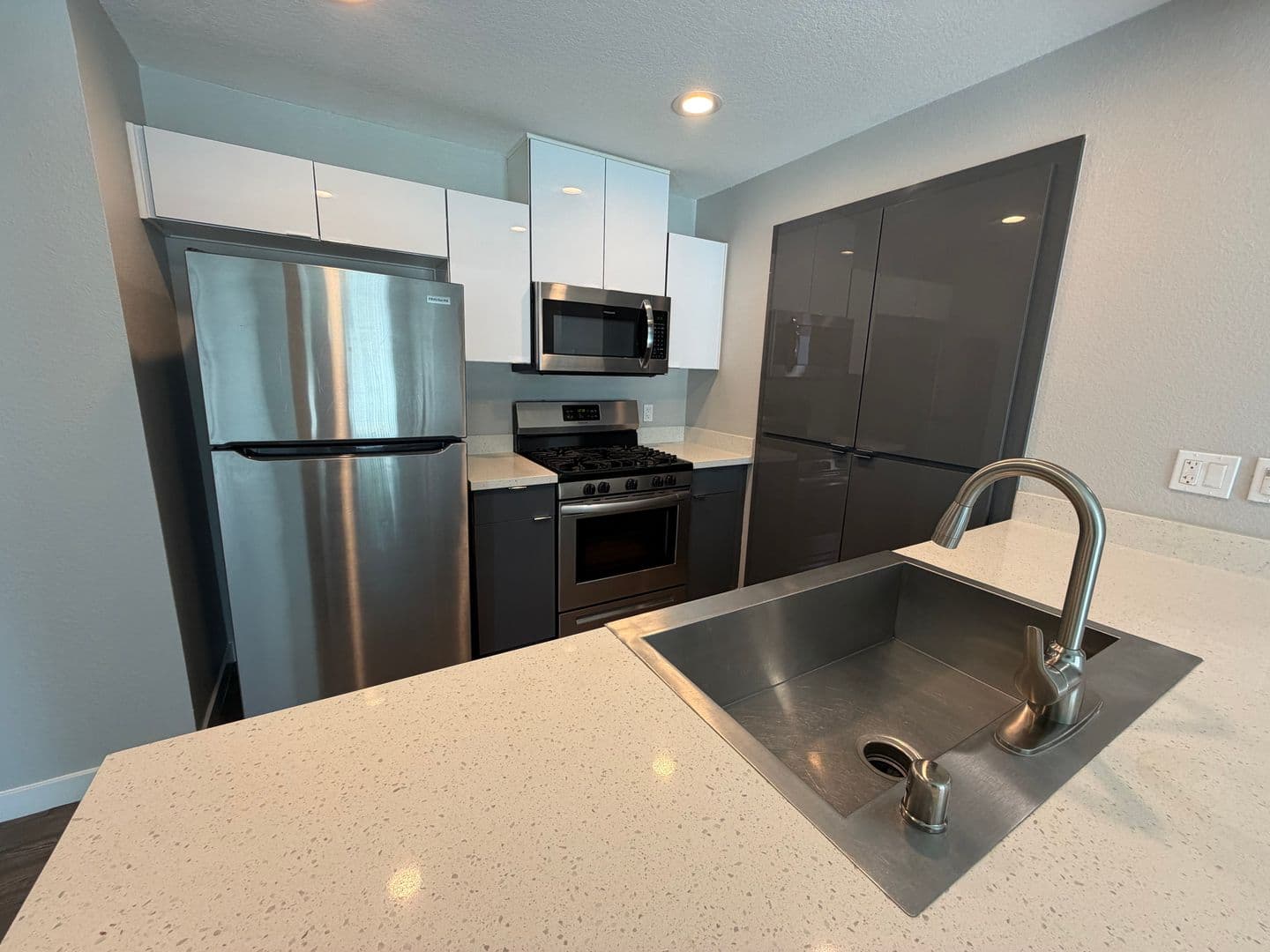 Riverside Apartment: 7600 Ambergate Place