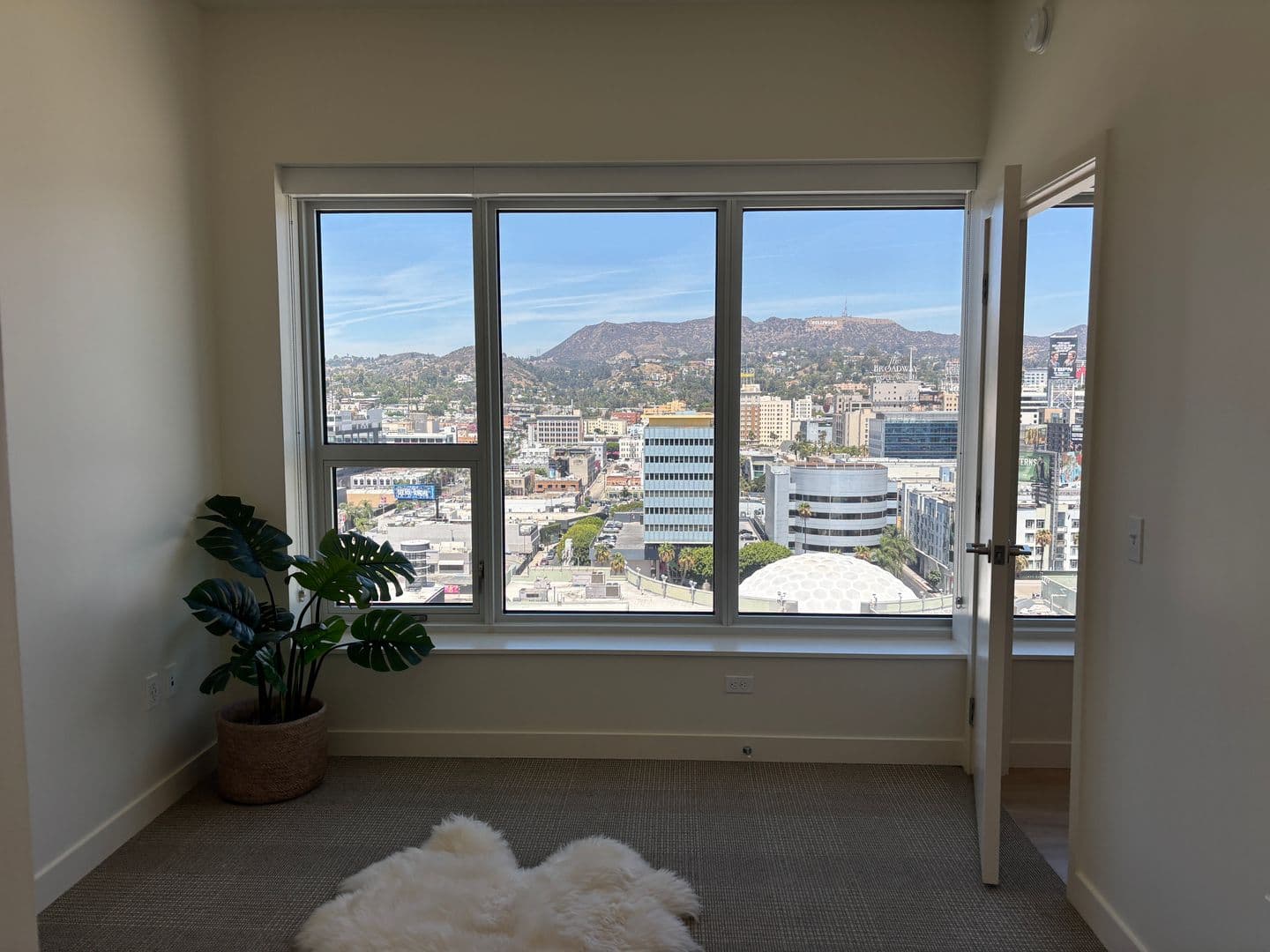 Los Angeles Apartment: 6390 De Longpre Avenue