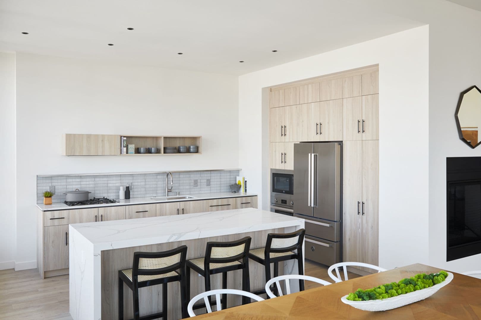 Los Angeles Apartment: 6390 De Longpre Avenue