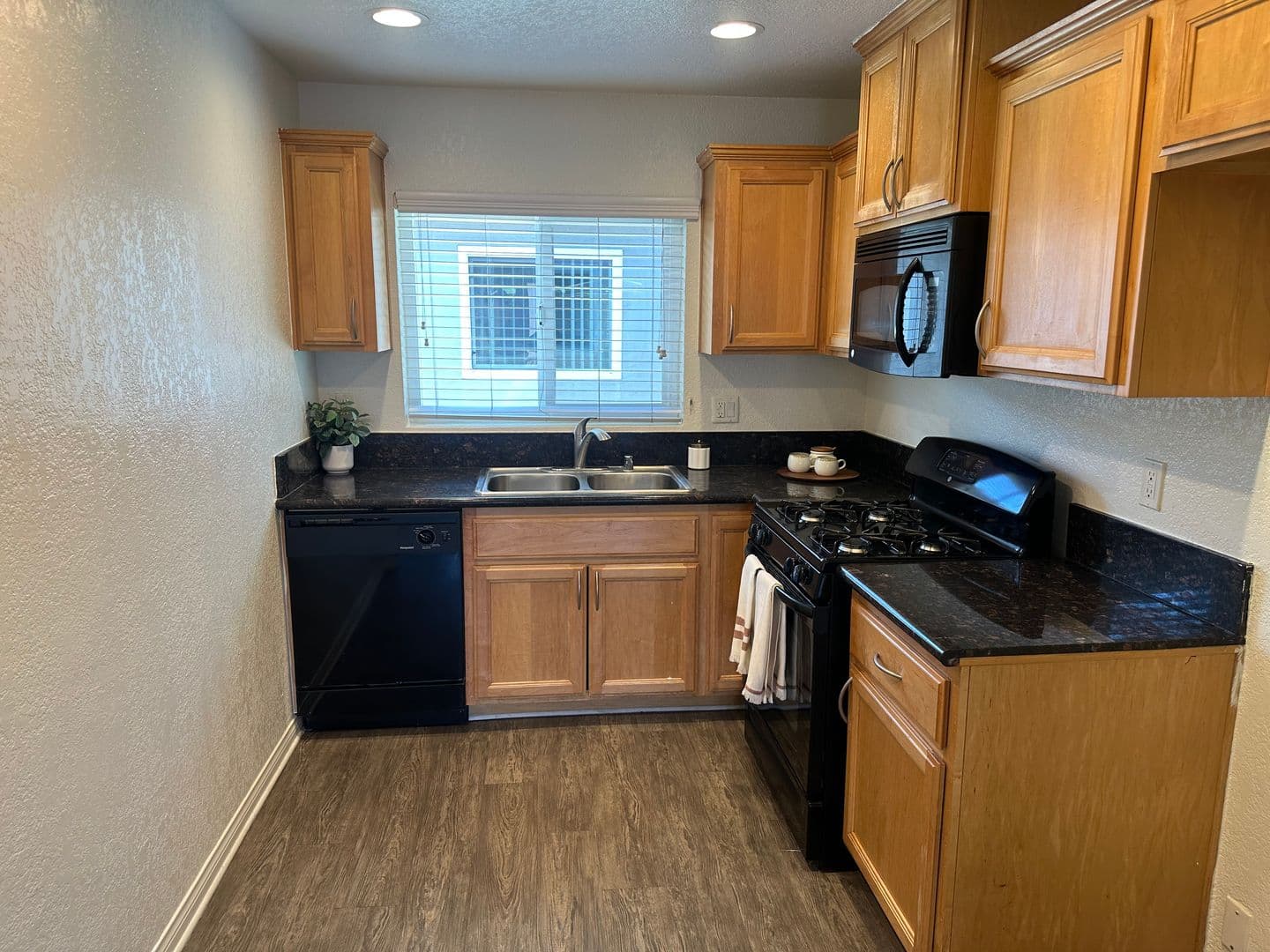 Lakewood Apartment: 4907 1/4 Hayter Avenue