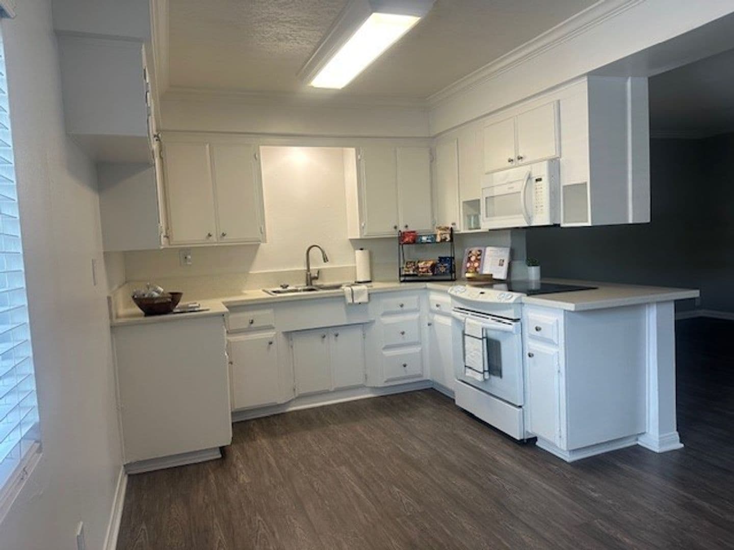 Paramount Apartment: 15940 Indiana Avenue