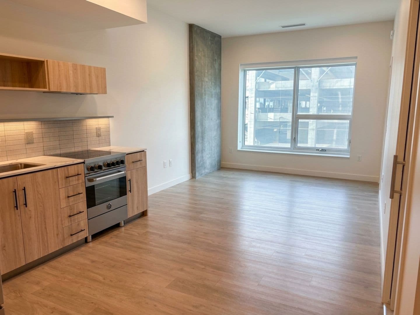 Los Angeles Apartment: 6390 De Longpre Avenue