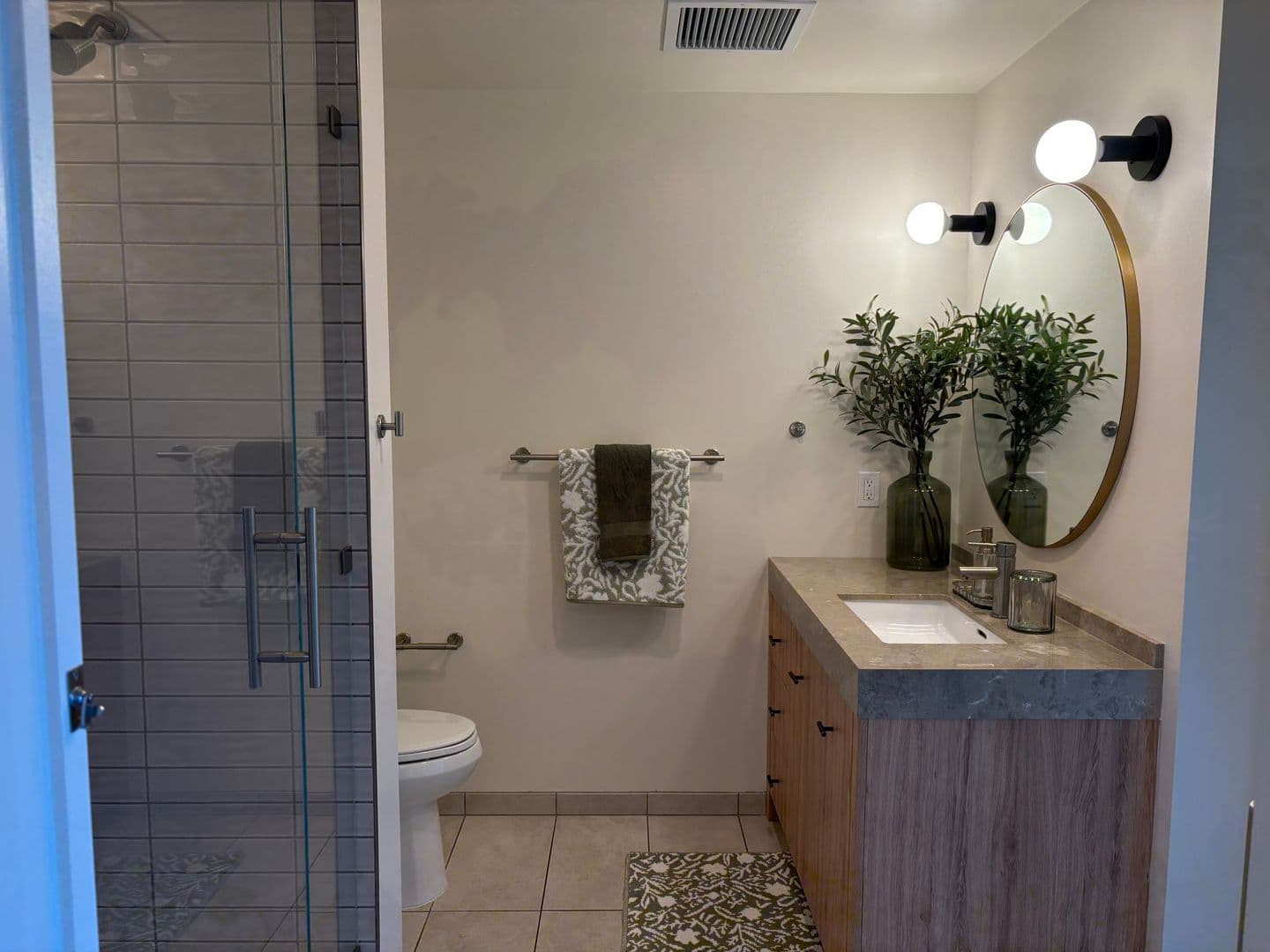 Los Angeles Apartment: 6390 De Longpre Avenue