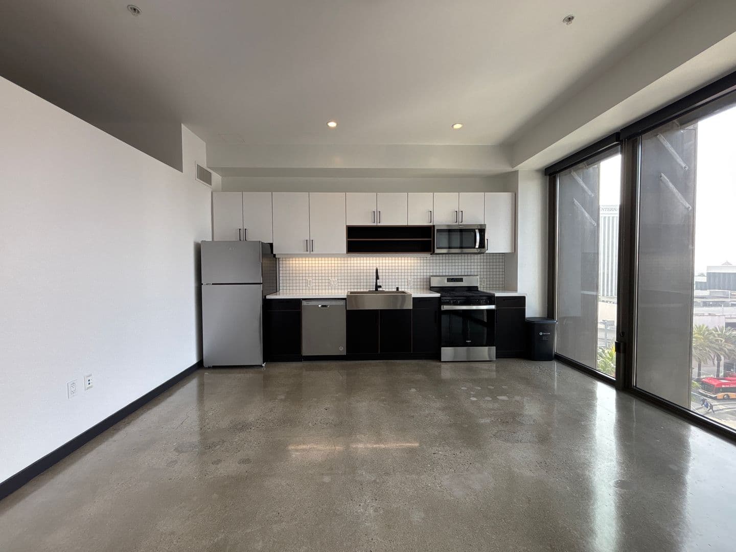 Long Beach Apartment: 100 Long Beach Blvd.